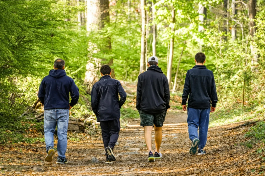 Week-end Eglise. Marche de 4 jeunes dans la nature.