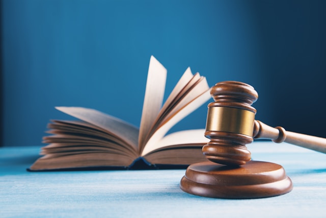 Un livre et un marteau de jugement dans un tribunal